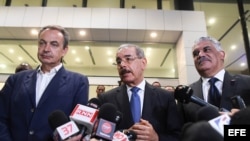 El presidente dominicano, Danilo Medina (c), habla con la prensa acompañado de su canciller, Miguel Vargas (d) y del expresidente del Gobierno español José Luis Rodríguez Zapatero (i), uno de los mediadores en el diálogo que promueve la Unión de Naciones