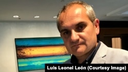 El novelista e historiador español Mario Escobar, autor de best sellers históricos, posa en Miami para Martí Noticias.