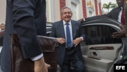 Raúl Castro llega a la sede de la cumbre del ALBA en Caracas, Venezuela.