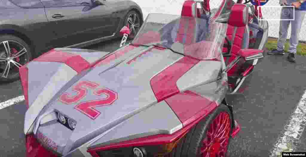 Yoenis Céspedes, apodado "La Potencia" manejó un Polaris Slingshot hasta el campo de entrenamiento de los Mets de Nueva York, en Port St. Lucie, Florida, el miércoles 24 de febrero.