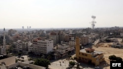 Vista de varios frentes de humo sobre distintos emplazamientos de Hamás, tras ser bombardeados por el ejército israelí, al este de la cuidad de Gaza, en la franja de Gaza, el 15 de noviembre de 2012. Foto de archivo.