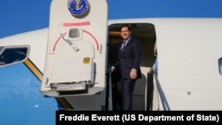 El secretario Marco Rubio tras concluir su visita a París, Francia, el 18 de abril de 2025. (Foto oficial por Freddie Everett)