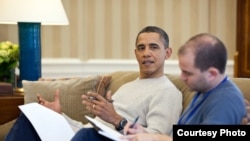 El expresidente Obama y Ben Rhodes, su asesor de seguridad nacional y negociador con Cuba. (Foto: Archivo)