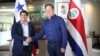 El presidente de Costa Rica, Carlos Alvarado Quesada y su homólogo de Panamá Juan Carlos Varela Rodríguez, en la localidad fronteriza de Boquete, provincia panameña de Chiriquí.