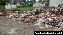 Un enorme basurero en la ciudad de Guantánamo, en las calles 9 Sur y 5 Oeste, podría contribuir a la tupición de tragantes ante el paso del huracán Melissa.