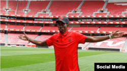 Pedro Pablo Pichardo posa en el Club Benfica. Tomado de la cuenta oficial @SLBenfica