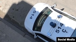 Agentes de policía vigilan la vivienda de activistas de derechos humanos en La Habana, Cuba, este 17 de abril. (Facebook/Anamely Ramos)