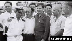Raúl Castro con los marinos del buque soviético Lgove
