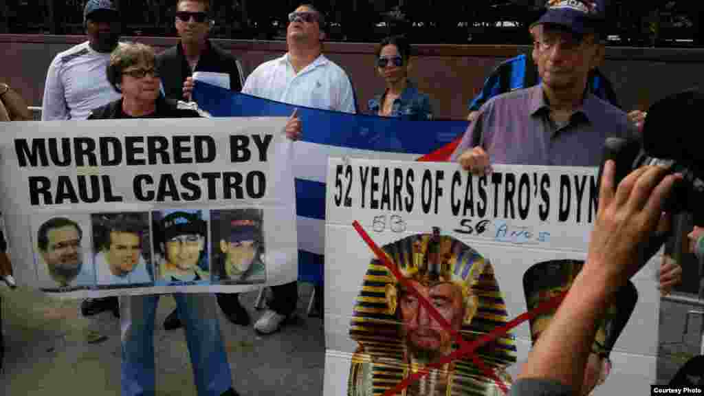 Unos 200 cubanos exiliados protestaron frente al edificio de Naciones Unidas. Foto cortesía de Mario Vallejo. 