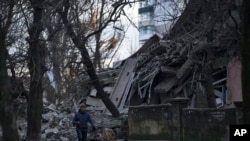 Colapso de un edificio en Kramatorsk, Ucrania, por una ofensiva del gobierno ruso el 22 de diciembre de 2022. (AP Photo/Libkos).
