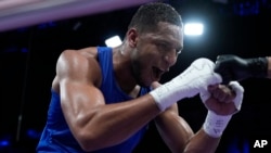 El cubano Enmanuel Reyes, que compite por España, celebra después de derrotar al belga Victor Schelstraete en el combate de boxeo masculino de cuartos de final de 92 kg en los Juegos Olímpicos de París. (Foto AP/John Locher)