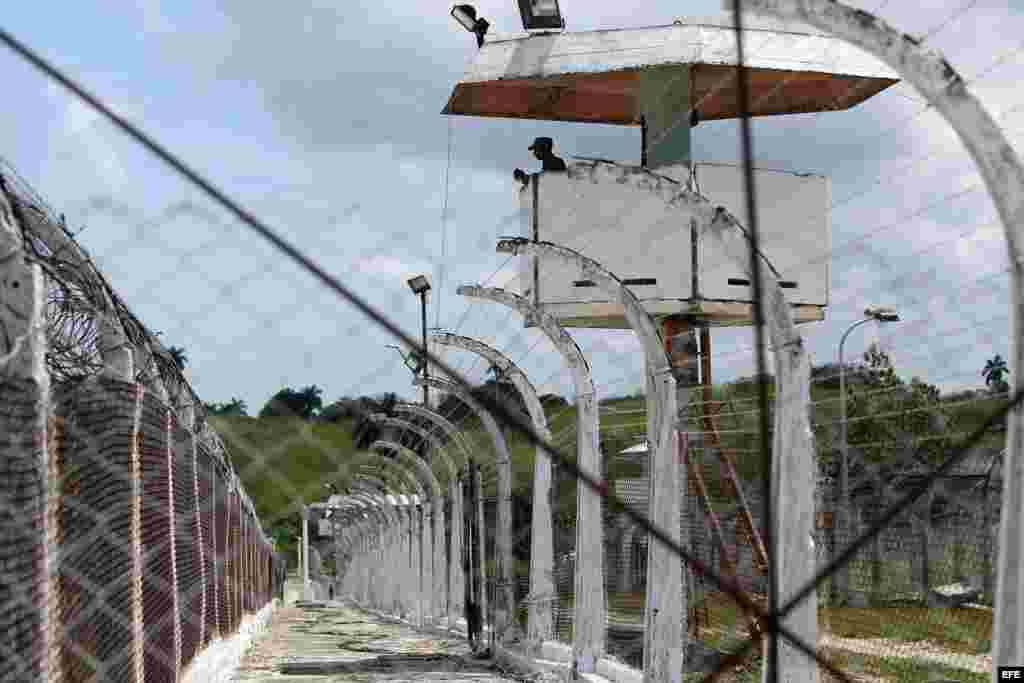 Vista de un guardia en una garita de la prisión Combinado del Este, en La Habana.