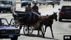 Foto de archivo de un cochero (carro tirado por un caballo) en Cuba.