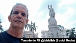 Jorge Fernández Era, posa junto al monumento a José Marti en el Parque Central de La Habana. El editor y autor de varios libros ha sido galardonado con numerosos premios nacionales e internacionales.