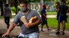 Un hombre carga el pan mientras viaja en bicicleta por una calle de La Habana. (AP/Ramon Espinosa)