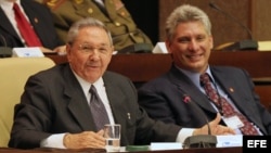ARCHIVO. Raúl Castro (i), y Miguel Díaz-Canel (d), en la Asamblea del Poder Popular, en La Habana (Cuba).