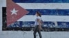 Una mujer usa una máscara protectora contra el coronavirus en una calle de La Habana. (YAMIL LAGE/AFP)
