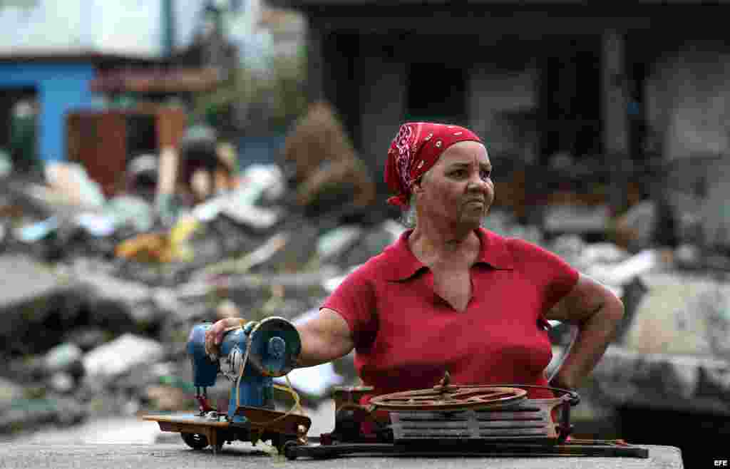 Cubanos se recuperan hoy, miércoles 5 de octubre de 2016, de los destrozos y estragos causados por el paso del huracán Matthew en Baracoa, provincia de Guantánamo (Cuba). El huracán Matthew dejó a su paso por Cuba graves destrozos en el extremo oriental