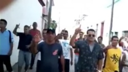Protestan trabajadores frente a la sede de gobierno en Holguín Protestan trabajadores frente a la sede de gobierno en Holguín