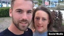 Leigh y Matthew Hall vieron su boda convertirse en pesadilla en un hotel cubano tras enfermar la novia por salmonelosis.