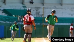 Jugando pelota en Cienfuegos.