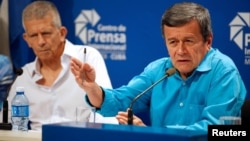 Pablo Beltrán (derecha) y Aureliano Carbonell durant euna rueda de prensa en La Habana en agosto de 2018.