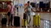 Pasajeros arriban al Aeropuerto Internacional José Martí de La Habana, el domingo, 15 de noviembre. (YAMIL LAGE / AFP)