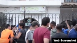 Cubanos frente a las oficinas de Migración, en Turbo, a la espera de poder obtener un salvoconducto.