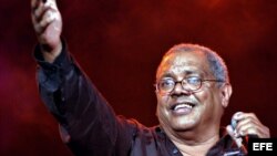 Pablo Milanés saluda al público durante un concierto en el Teatro Nacional de La Habana.