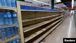 Anaqueles vacíos en un supermercado de La Habana.