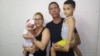 Ovidio Martín Castellanos junto a su esposa e hijos. (@KataCuba)