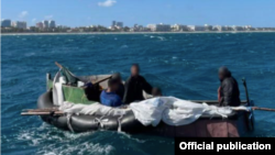 Esta fotografía muestra a los balseros cubanos interceptados cerca de Lake Worth, en Palm Beach, Florida.