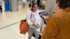 Anamely Ramos ofrece sus declaraciones al periodista Ricardo Quintana, en el Aeropuerto Internacional de Miami.
