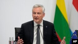 El ministro francés de Economía, Bruno Le Maire, hace declaraciones durante una reunión con sus colegas europeos en París, el viernes 25 de febrero de 2022. (AP Foto/Francois Mori)