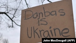 Un manifestante afirma que la región de Donbas es de Ucrania, no de Rusia.