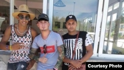 Eduardo Machado Arocha, Dayron Yunior Labrada Linares e Iván Arocha Quiala, de izquierda a derecha, en El Caney, Santiago de Cuba.