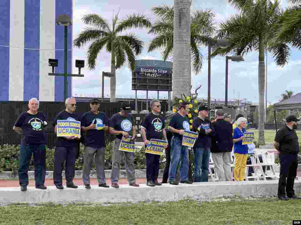 Grupo de ex presos políticos cubanos en el acto de apoyo a Ucrania.