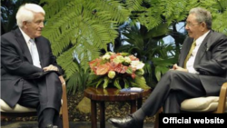 Thomas Donohue y Raúl Castro en el Palacio de la Revolución.