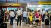 Pasajeros esperan el chequeo de Aduana en el Aeropuerto Internacional José Martí. (Foto archivo AFP/Adalberto Roque).