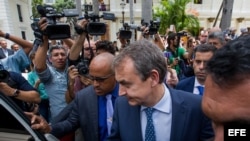 El expresidente de España Jose Luis Rodríguez Zapatero (c) sale de una reunión con la oposición venezolana.