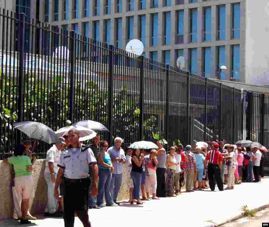 Archivo - Grupo de personas espera para solicitar visas en la entrada de la Sección de Intereses de EEUU (SINA, por sus siglas en inglés), en La Habana,Cuba.