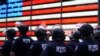 Policías en New York, donde se decretó Toque de Queda