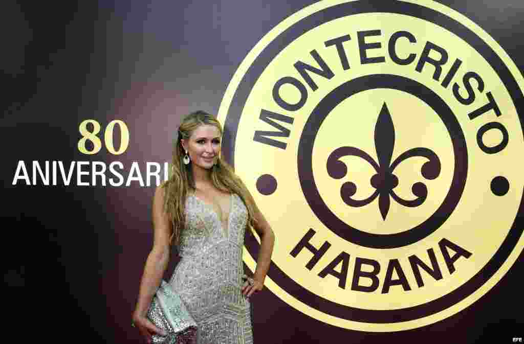 La celebridad estadounidense Paris Hilton, heredera del imperio hotelero de su apellido, posa durante la cena de gala que cerró el XVII Festival Internacional del Habano hoy, viernes 27 de febrero, en La Habana (Cuba).