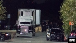 Hallan 8 muertos en el remolque de un camión en el estacionamiento de una tienda de Walmart en San Antonio, Texas.