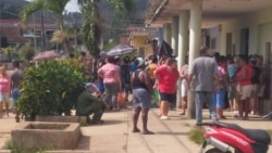 Colas y escasez... pero no de policías Colas y escasez... pero no de policías