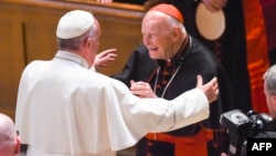 El papa Francisco abraza al arzobispo emérito Theodore McCarrick enla Catedral del Apóstol San Mateo, en Washington, DC, en septiembre de 2015.