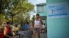 Fila en un centro de salud de La Habana para recibir la primera dosis del candidato vacunal cubano Abdala contra el COVID-19. (YAMIL LAGE / AFP).