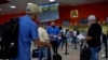 Pasajeros arriban al Aeropuerto de La Habana. (YAMIL LAGE / AFP)