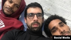 Carlos Manuel Álvares, junto a Maykel Castillo El Osorbo y Luis Manuel Otero Alcántara.