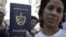 Una cubana muestra su pasaporte cubano obtenido en una oficina de inmigración en La Habana, Cuba. (Reuters/Archivo)